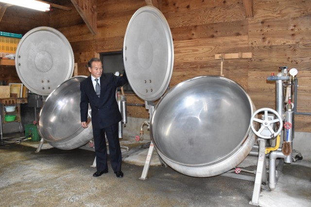 タケノコの買い取りに向けて大鍋を確認する高橋さん＝南伊豆町の一条工場
