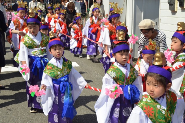 華やかな衣装で海蔵寺周辺を練り歩く子どもたち＝伊東市川奈