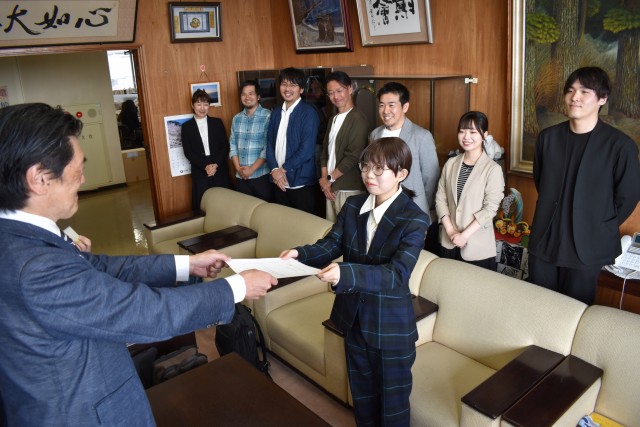 岩井町長（左）から委嘱状を受け取る柳瀬さん＝東伊豆町役場