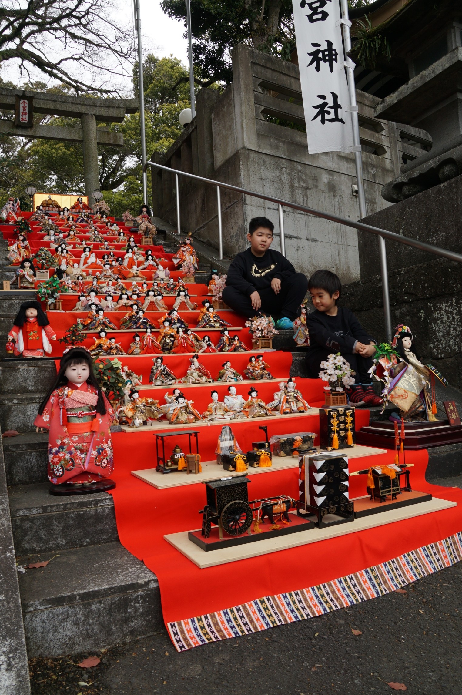 訪れた人を楽しませているひな飾り＝熱海市桜町の今宮神社