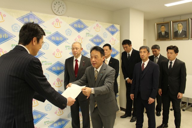 斉藤市長（左）に要望書を手渡す金森会長＝熱海市役所
