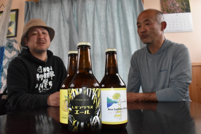 新商品の「レモングラスエール」について語り会う斎藤さん（左）と鈴木さん＝松崎町岩科南側
