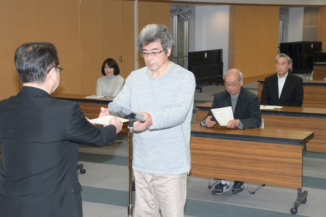 小野市長（左）から認定証を受け取る受講生＝伊東市役所