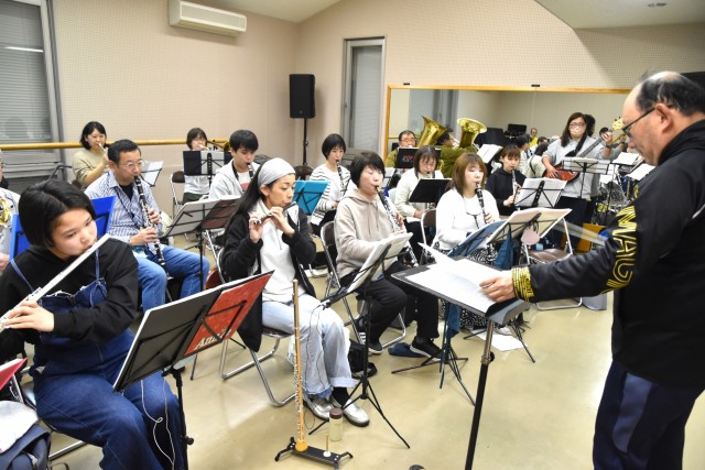 ４年ぶりの定期演奏会開催へ練習に熱が入るメンバー＝下田市民文化会館