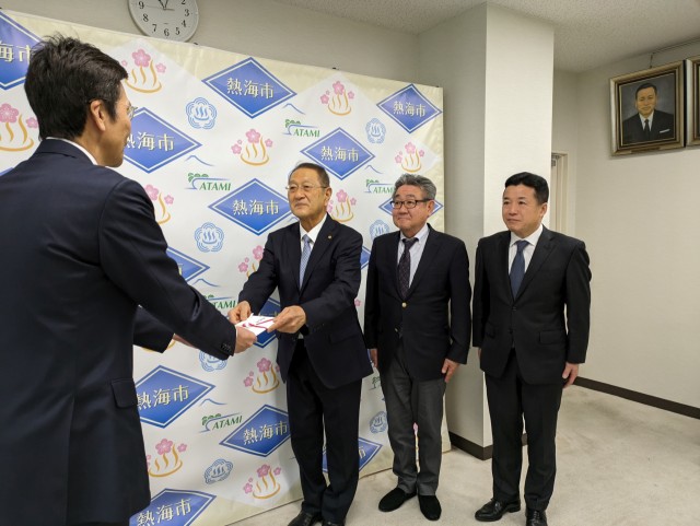 斉藤市長に目録を手渡す（右から）森田代表理事、中島会長、内田会頭