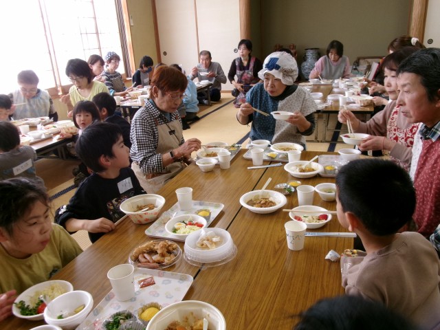子ども食堂で楽しく食事する参加者たち＝函南町間宮の間宮区公民館