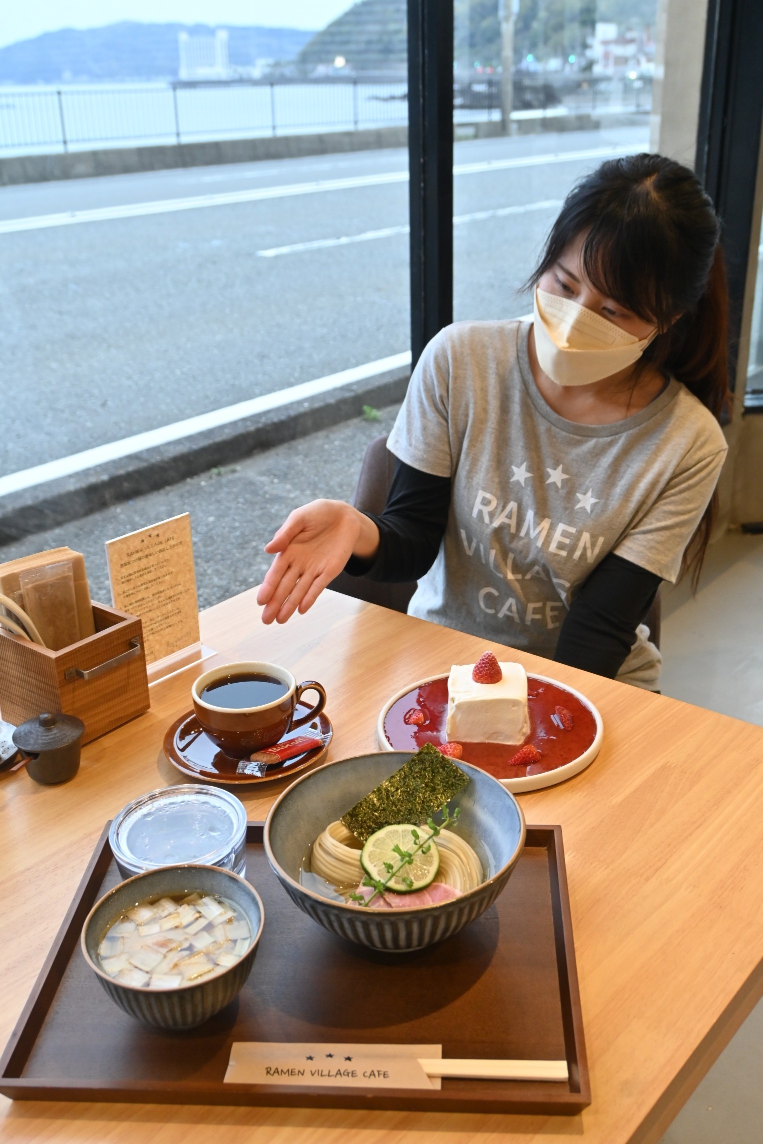 一押しのつけ麺やカフェメニューを紹介する福田さん＝伊東市宇佐美のラーメンビレッジカフェ