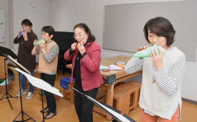 オカリナ演奏の練習に励むメンバー＝伊豆市の修善寺生きいきプラザ
