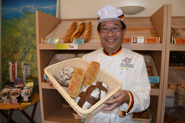 高校生パンコンテスト大賞のドイツパンなど３種を商品化した「ダンケ」の杉山さん＝伊豆の国市三福