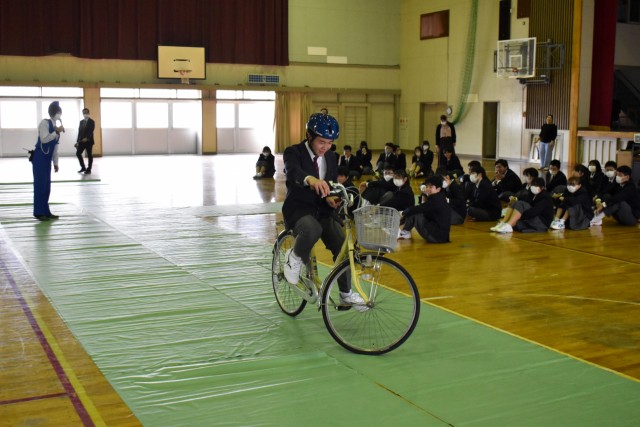 自転車での一時停止など安全運転について学ぶ生徒たち＝松崎町の松崎高