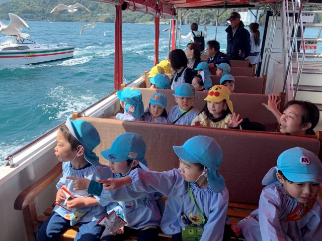 乗船を楽しむ子どもたち＝熱海市の熱海湾沖（写真の一部を加工しました）