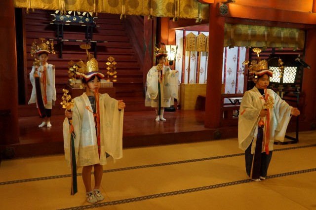 神女舞の稽古に励む女児たち＝熱海市の伊豆山神社