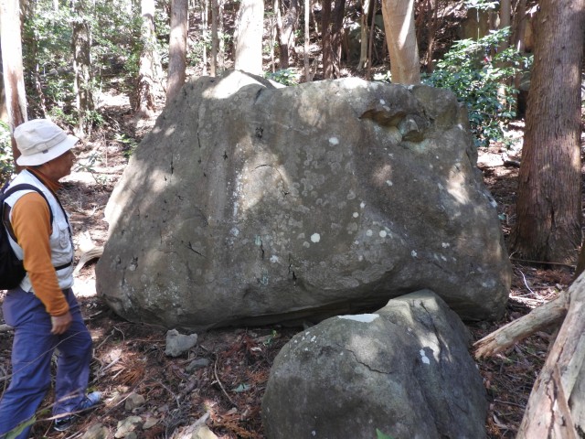 礼拝堂峠に多く残る巨石。築城石に利用されたか。一部に刻印が見られる