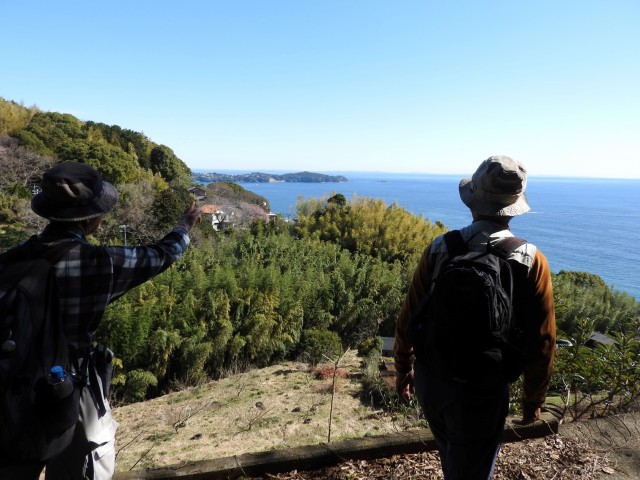 大洞台を過ぎ、稲村に入る辺りの古道沿いは真鶴半島や三浦半島、房総半島も見渡せる絶景地