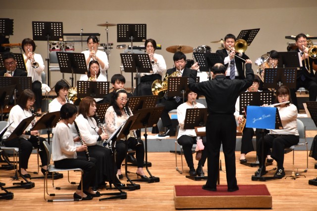 華麗な音色を響かせる下田吹奏楽団のメンバーら＝下田市民文化会館