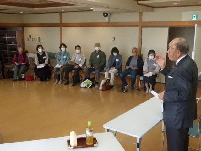 「老いをどう考えるか」をテーマに語る山田さん（右）＝伊東市の八幡野コミュニティセンター