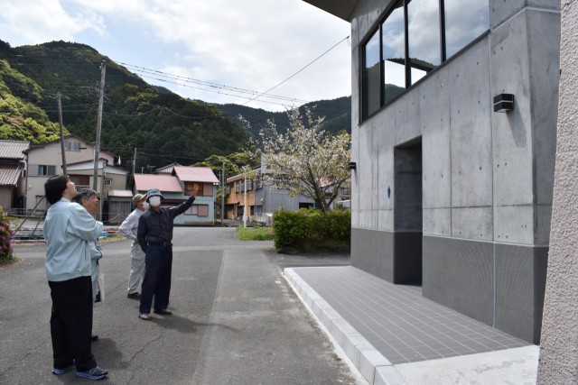 ３月末に完成した公衆トイレの管理などについて訪ねる住民ら＝西伊豆町宇久須の宇久須港