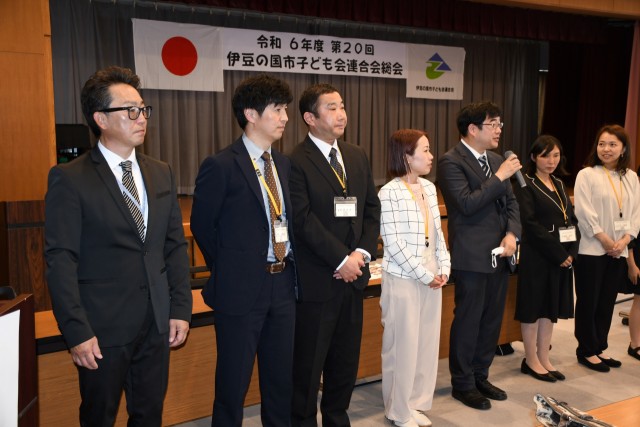 森川会長（左）と共に新年度に向けた意気込みを語る本部役員ら＝伊豆の国市のあやめ会館