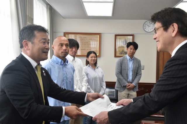 松木市長に要望書を手渡す酒井さん（左）＝下田市役所