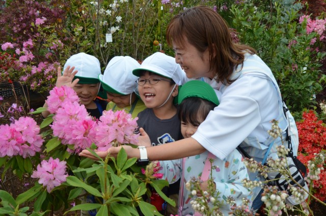 きれいに咲いたシャクナゲを見て楽しむ園児ら＝伊東市玖須美元和田のいで湯っこ市場の植木直売スペース