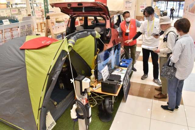 電気自動車（ＥＶ）を活用した自宅避難のコーナー＝三島市の日清プラザ・イトーヨーカドー三島店