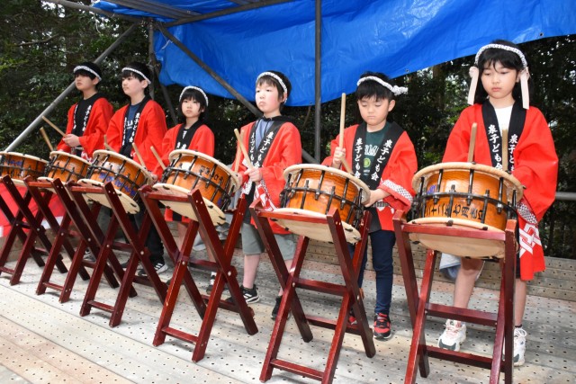 力強く太鼓をたたき、例大祭を盛り上げる子どもたち＝熱海市泉の岩殿観音