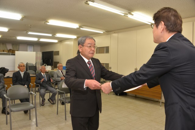 松木市長（右）から感謝状を受け取る退任の指導員＝下田市役所