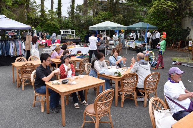 飲食ブースなどが並び、多くの人でにぎわう会場＝南伊豆町の下賀茂熱帯植物園
