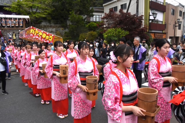 華やかなピンクの着物姿で修禅寺を出発する湯汲み娘たち＝伊豆市修善寺