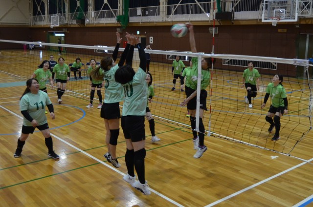 激しい攻防を繰り広げる選手たち＝伊東市玖須美元和田の市民体育センター