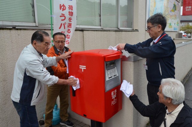 郵便ポストを清掃する菅沼局長（右から２人目）ら＝伊東市広野の伊東郵便局