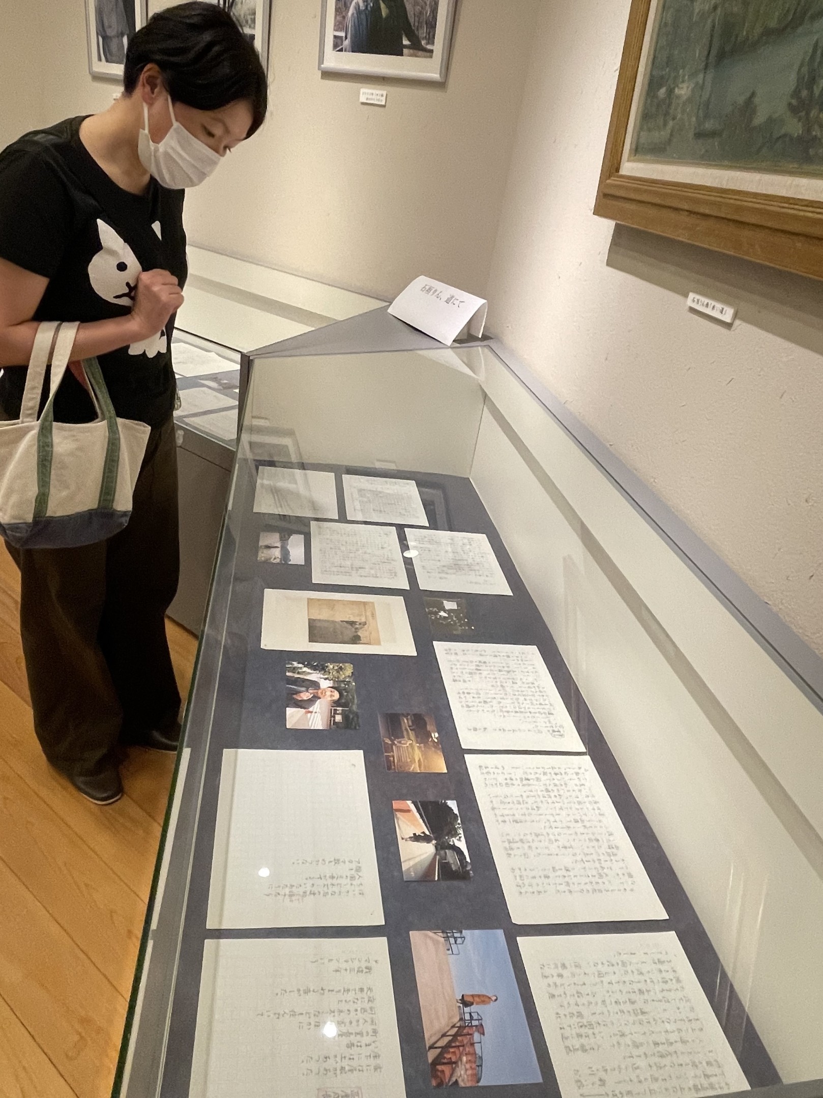 りんさんの直筆原稿や写真など、貴重な資料が並ぶ企画展＝南伊豆町立図書館