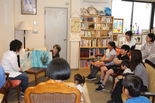 読み聞かせを楽しむ子どもたち＝熱海市下多賀の私設図書館多賀文庫