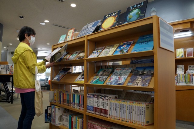 特集コーナーで開設している「大人も楽しめる児童書特集」＝熱海市立図書館