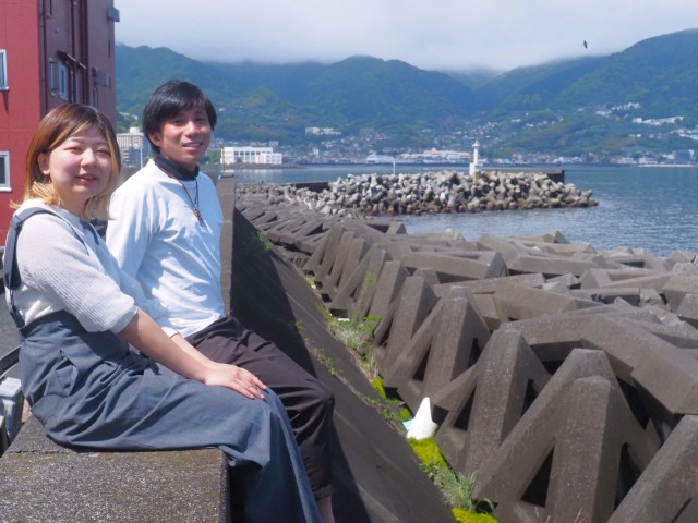 網代に移住し、新たな活動をスタートさせた堀尾さん（左）と井口さん＝熱海市網代